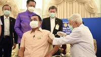 Perdana Menteri (PM) Thailand Prayuth Chan-O-Cha menjalani vaksinasi COVID-19 hari ini, Selasa (16/3/2021). Ia diketahui disuntik vaksin Corona AstraZeneca. Government Spokesman Office via AP Photo.