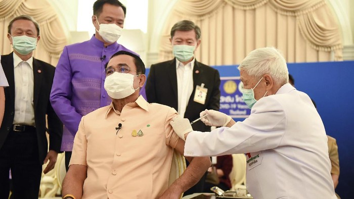 Perdana Menteri (PM) Thailand disuntik vaksin AstraZeneca hari ini. Vaksinasi tersebut digelar di tengah kontroversi terkait keamanan vaksin Corona tersebut.