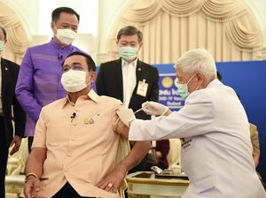 PM Thailand Divaksin AstraZeneca di Tengah Kontroversi Dampaknya
