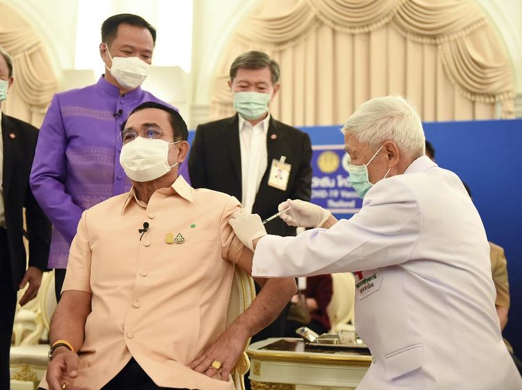 PM Thailand Divaksin AstraZeneca di Tengah Kontroversi Dampaknya