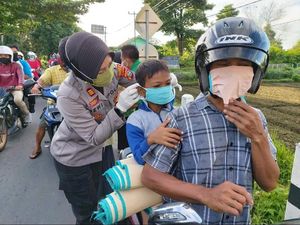 Dukung Kampung Sehat 2 NTB, Polsek Lingsar Bagikan 1.000 Masker Gratis