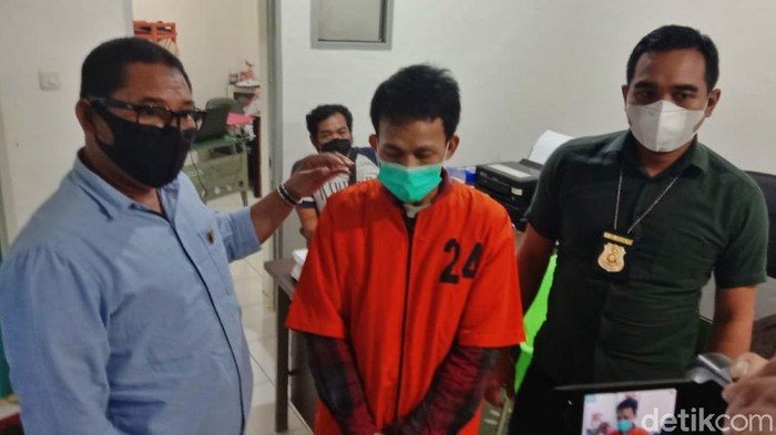 Polda Sumsel menangkap pelaku begal sadis yang mencuri dan menusuk seorang wanita di Palembang. Dua pelaku lain diburu. (Prima Syahbana/detikcom)