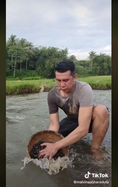 Keren! Aksi Pak Polisi Hobi Masak di Alam Terbuka