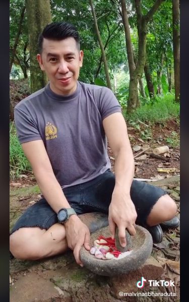 Keren! Aksi Pak Polisi Hobi Masak di Alam Terbuka