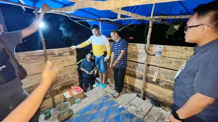 Polisi menangkap Muslim (36) usai menujah temannya sendiri, Mariadi (44), hingga tewas. Kasus penikaman ini dilatarbelakangi utang piutang bisnis kayu rotan. (dok Polres Muba)