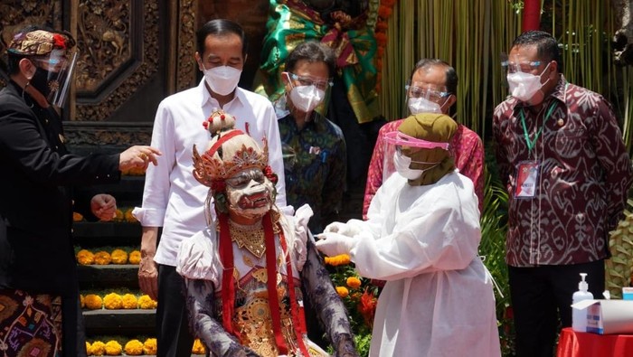 Presiden Jokowi saksikan vaksinasi Covid-19 di Ubud, Rabu (16/3/2021).
