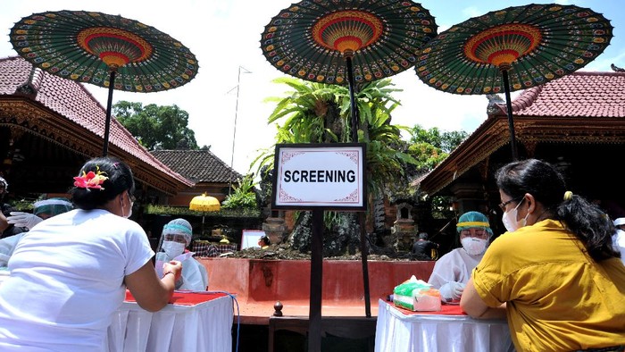 Presiden Joko Widodo (kedua kiri) didampingi Menteri Kesehatan Budi Gunadi Sadikin (ketiga kiri), Gubernur Bali Wayan Koster (keempat kiri) dan Wagub Bali Tjokorda Oka Artha Ardana Sukawati (kiri) meninjau proses vaksinasi COVID-19 di Puri Ubud, Gianyar, Bali, Selasa (16/3/2021). Kunjungan tersebut dilakukan Presiden Jokowi untuk melihat secara langsung proses vaksinasi secara massal kepada para pelayan publik, tokoh agama dan adat serta masyarakat setempat. ANTARA FOTO/Fikri Yusuf/rwa.