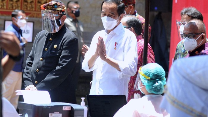Presiden Joko Widodo (kedua kiri) didampingi Menteri Kesehatan Budi Gunadi Sadikin (ketiga kiri), Gubernur Bali Wayan Koster (keempat kiri) dan Wagub Bali Tjokorda Oka Artha Ardana Sukawati (kiri) meninjau proses vaksinasi COVID-19 di Puri Ubud, Gianyar, Bali, Selasa (16/3/2021). Kunjungan tersebut dilakukan Presiden Jokowi untuk melihat secara langsung proses vaksinasi secara massal kepada para pelayan publik, tokoh agama dan adat serta masyarakat setempat. ANTARA FOTO/Fikri Yusuf/rwa.