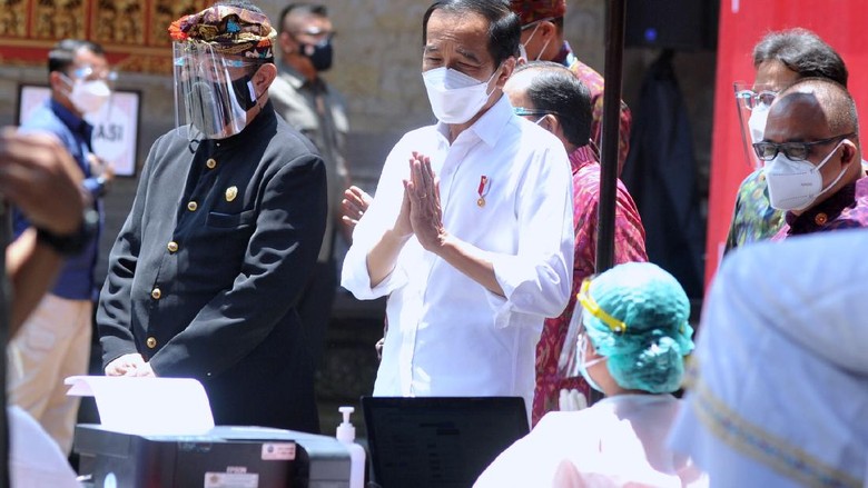 PRESIDEN TINJAU VAKSINASI COVID-19 DI BALI Presiden Joko Widodo (kedua kiri) didampingi Menteri Kesehatan Budi Gunadi Sadikin (ketiga kiri), Gubernur Bali Wayan Koster (keempat kiri) dan Wagub Bali Tjokorda Oka Artha Ardana Sukawati (kiri) meninjau proses vaksinasi COVID-19 di Puri Ubud, Gianyar, Bali, Selasa (16/3/2021). Kunjungan tersebut dilakukan Presiden Jokowi untuk melihat secara langsung proses vaksinasi secara massal kepada para pelayan publik, tokoh agama dan adat serta masyarakat setempat. ANTARA FOTO/Fikri Yusuf/rwa.