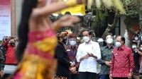Selain memantau vaksinasi massal di Bali, Presiden Joko Widodo (Jokowi) juga melakukan dialog secara daring dengan kepala daerah di Kabupaten Klungkung, Kota Denpasar dan Kabupaten Badung terkait pembukaan 3 zona hijau. ANTARA FOTO/Fikri Yusuf
