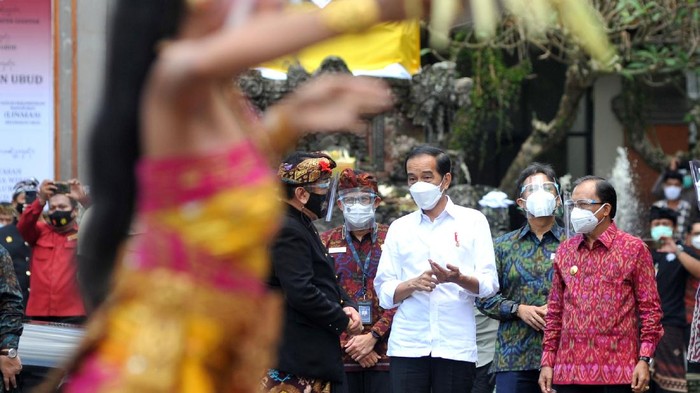 Presiden Joko Widodo (kedua kiri) didampingi Menteri Kesehatan Budi Gunadi Sadikin (ketiga kiri), Gubernur Bali Wayan Koster (keempat kiri) dan Wagub Bali Tjokorda Oka Artha Ardana Sukawati (kiri) meninjau proses vaksinasi COVID-19 di Puri Ubud, Gianyar, Bali, Selasa (16/3/2021). Kunjungan tersebut dilakukan Presiden Jokowi untuk melihat secara langsung proses vaksinasi secara massal kepada para pelayan publik, tokoh agama dan adat serta masyarakat setempat. ANTARA FOTO/Fikri Yusuf/rwa.