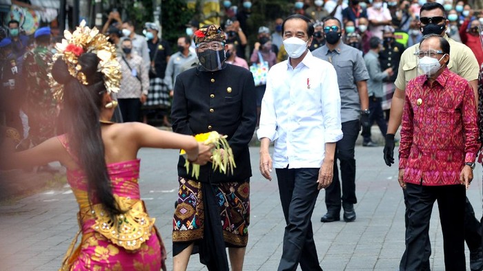 Presiden Joko Widodo (kedua kiri) didampingi Menteri Kesehatan Budi Gunadi Sadikin (ketiga kiri), Gubernur Bali Wayan Koster (keempat kiri) dan Wagub Bali Tjokorda Oka Artha Ardana Sukawati (kiri) meninjau proses vaksinasi COVID-19 di Puri Ubud, Gianyar, Bali, Selasa (16/3/2021). Kunjungan tersebut dilakukan Presiden Jokowi untuk melihat secara langsung proses vaksinasi secara massal kepada para pelayan publik, tokoh agama dan adat serta masyarakat setempat. ANTARA FOTO/Fikri Yusuf/rwa.