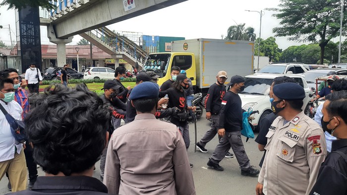 Pria di depan PN Jaktim diamankan gara-gara bawa samurai (Fathan-detikcom)