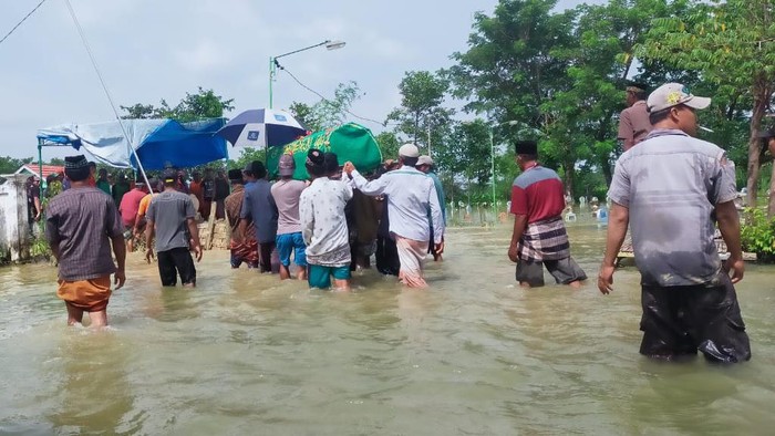 Pria di Lamongan tewas digigit ular saat mencari ikan ketika banjir. Itu merupakan banjir luapan Sungai Bengawan Njero.