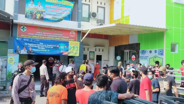 Pria di Lamongan tewas digigit ular saat mencari ikan ketika banjir. Itu merupakan banjir luapan Sungai Bengawan Njero.