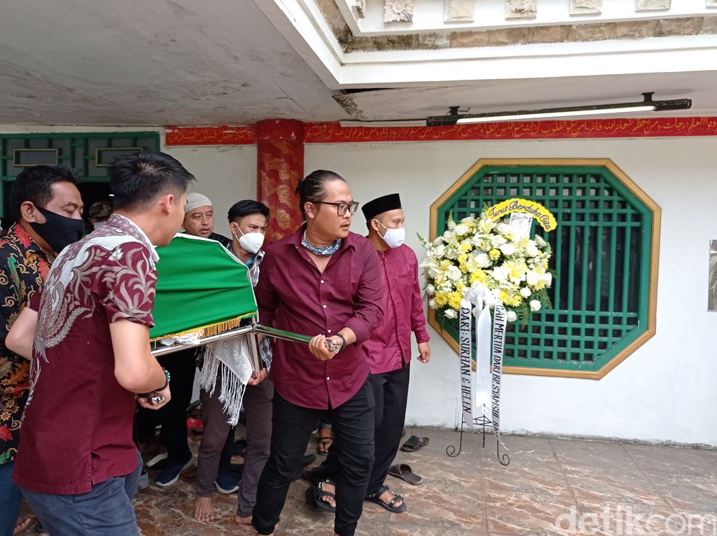 Prosesi pemakaman jenazah Anton Medan di area Masjid Tan Kok Liong Bogor (Sachril Agustin/detikcom)