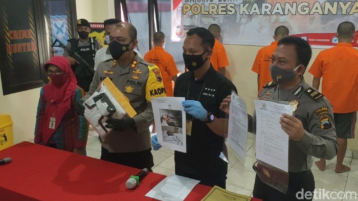 Rilis kasus pengeroyokan dipicu jual beli burung lovebird, di Mapolres Karanganyar, Selasa (16/3/2021).
