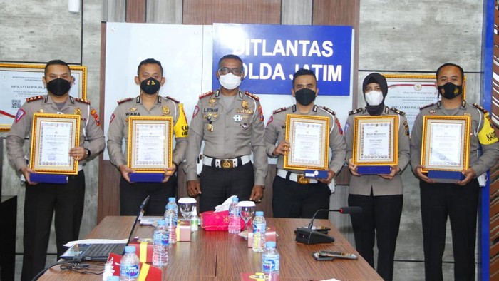 Satlantas Polresta Sidoarjo menorehkan prestasi gemilang dengan meraih juara 2 Road Safety Partnership Action (RSPA) 2020. RSPA digelar Korps Lalu Lintas Polri (Korlantas).