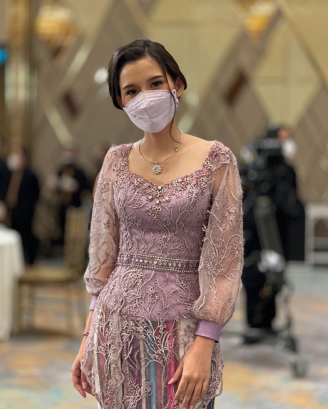 Sarah Menzel sendiri diketahui rela jauh-jauh datang dari Bali demi menghadiri acara pertunangan Atta dan Aurel. Foto-foto dirinya saat menghadiri pertunangan tersebut terlihat dibagikan di media sosial Instagramnya. Foto: Instagram/@ssarah_menzel