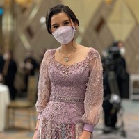 Sarah Menzel sendiri diketahui rela jauh-jauh datang dari Bali demi menghadiri acara pertunangan Atta dan Aurel. Foto-foto dirinya saat menghadiri pertunangan tersebut terlihat dibagikan di media sosial Instagramnya. Foto: Instagram/@ssarah_menzel