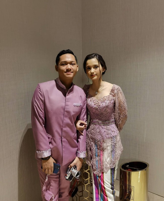 Azriel dan Sarah tampak membagikan foto momen kebersamaan keduanya saat menghadiri acara lamaran Atta dan Aurel Hermansyah. Keduanya tampak mesra dan kerap bergandengan tangan. Foto: Instagram/@windysavosacouture