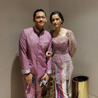 Azriel dan Sarah tampak membagikan foto momen kebersamaan keduanya saat menghadiri acara lamaran Atta dan Aurel Hermansyah. Keduanya tampak mesra dan kerap bergandengan tangan. Foto: Instagram/@windysavosacouture