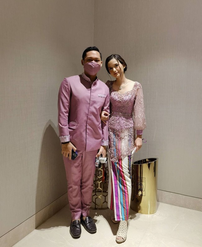 Sarah tampak cantik mengenakan kebaya berwarna ungu karya Windy Savosa Couture. Kebaya berpayet dengan aksen tangan balon transparan itu dipadukan dengan kain beraksen garis warna-warni. Foto: Instagram/@windysavosacouture