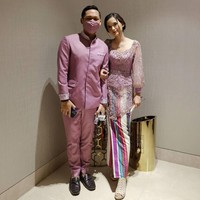 Sarah tampak cantik mengenakan kebaya berwarna ungu karya Windy Savosa Couture. Kebaya berpayet dengan aksen tangan balon transparan itu dipadukan dengan kain beraksen garis warna-warni. Foto: Instagram/@windysavosacouture