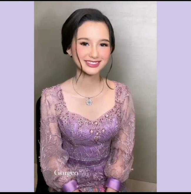 Penampilan Sarah semakin memesona dengan pulasan makeup natural dan rambut yang tersanggul rapih. Bagaimana menurutmu penampilannya? Foto: Instagram/@windysavosacouture