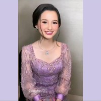 Penampilan Sarah semakin memesona dengan pulasan makeup natural dan rambut yang tersanggul rapih. Bagaimana menurutmu penampilannya? Foto: Instagram/@windysavosacouture