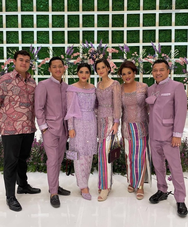 Rok kain yang dikenakan oleh Sarah tampak kompak dengan sang ibu. Mereka pun tampak berfoto bersama Azriel dan keluarganya. Foto: Instagram/@windysavosacouture