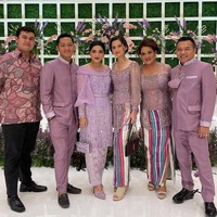 Rok kain yang dikenakan oleh Sarah tampak kompak dengan sang ibu. Mereka pun tampak berfoto bersama Azriel dan keluarganya. Foto: Instagram/@windysavosacouture
