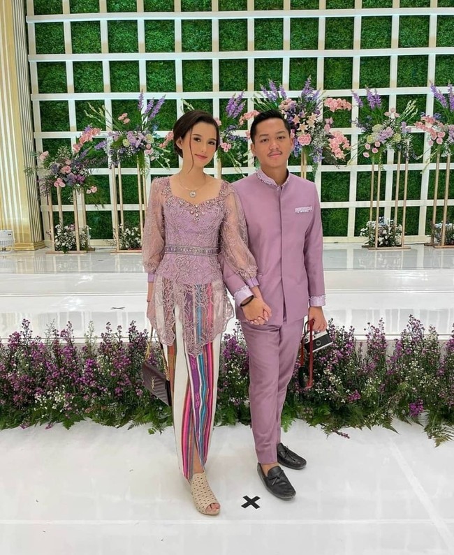 Dalam acara pertunangan sang kakak, Aurel Hermansyah dan Atta Halilintar pada Sabtu (13/3/2021), Azriel tampak mengajak serta kekasihnya, Sarah Menzel. Gaya Sarah Menzel itu berhasil mencuri perhatian. Foto: Instagram/@windysavosacouture