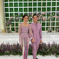 Dalam acara pertunangan sang kakak, Aurel Hermansyah dan Atta Halilintar pada Sabtu (13/3/2021), Azriel tampak mengajak serta kekasihnya, Sarah Menzel. Gaya Sarah Menzel itu berhasil mencuri perhatian. Foto: Instagram/@windysavosacouture