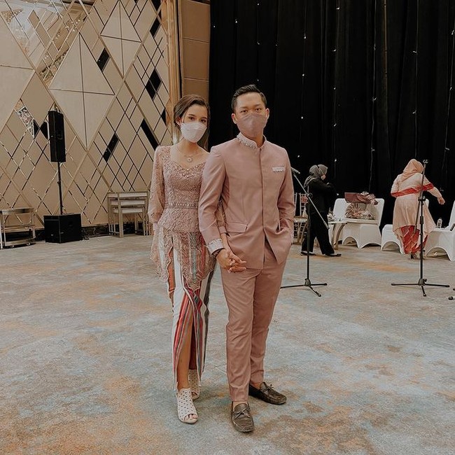 Hubungan Azriel dan Sarah Menzel sendiri memang sudah terjalin sejak beberapa bulan ini. Pasangan ini memang menjalani hubungan jarak jauh, sehingga ketika keduanya memiliki kesempatan untuk bertemu, mereka akan memanfaatkannya dengan sebaik mungkin. Foto: Instagram/@azriel_hermansyah