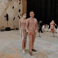 Hubungan Azriel dan Sarah Menzel sendiri memang sudah terjalin sejak beberapa bulan ini. Pasangan ini memang menjalani hubungan jarak jauh, sehingga ketika keduanya memiliki kesempatan untuk bertemu, mereka akan memanfaatkannya dengan sebaik mungkin. Foto: Instagram/@azriel_hermansyah