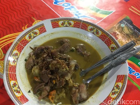 Maknyus! Sate Kambing dan Tongseng Racikan Bu Sumirah yang Legendaris