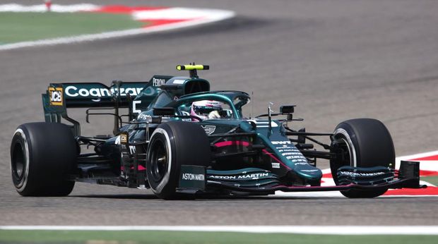BAHRAIN, BAHRAIN - MARCH 12: Sebastian Vettel of Germany driving the (5) Aston Martin AMR21 Mercedes on track during Day One of F1 Testing at Bahrain International Circuit on March 12, 2021 in Bahrain, Bahrain. (Photo by Joe Portlock/Getty Images)