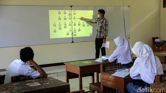 Sejumlah sekolah di Kabupaten Bogor, mulai melakukan uji coba belajar mengajar tatap muka. Salah satunya adalah SMAN 1 Citeureup.
