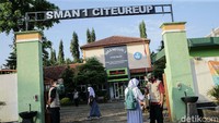 Setiap siswa/i yang akan memasuki wilayah sekolah, wajib dilakukannya pengukuran suhu badan terlebih dahulu.