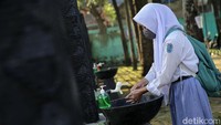 Mereka juga diharuskan mencuci tangan.