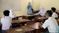 Setiap kelas hanya diisi kurang dari setengah kapasitas ruangan.