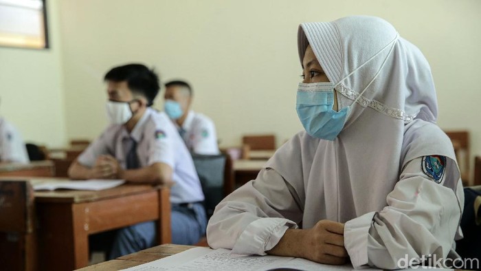Sejumlah sekolah di Kabupaten Bogor, mulai melakukan uji coba belajar mengajar tatap muka. Salah satunya adalah SMAN 1 Citeureup.