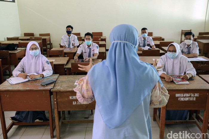 Sejumlah sekolah di Kabupaten Bogor, mulai melakukan uji coba belajar mengajar tatap muka. Salah satunya adalah SMAN 1 Citeureup.