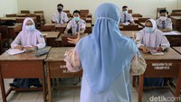 Pemerintah Kabupaten Bogor mulai melakukan uji coba belajar mengajar tatap muka di sekolah, salah satunya di SMAN 1 Citeureup.