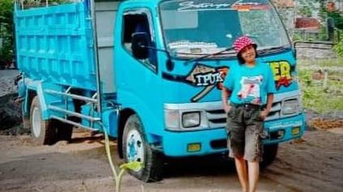 Sinden yang nyambi jadi sopir dump truk di Tegal, Desi Larasati, Selasa (16/3/2021).