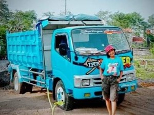 Desi Sinden Ungkap Pernah Ditodong Celurit Saat Bawa Dump Truck