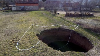 Munculnya sangat banyak sinkhole dalam waktu berurutan itu dimulai setelah dua gempa besar melanda Kroasia tengah pada Desember 2020 silam. Ilmuwan meyakini ada peristiwa geologi di balik munculnya sinkhole tersebut, akan tetapi cepatnya sinkhole muncul membuat mereka akan intensif menginvestigasinya. Foto: AP/Darko Bandic