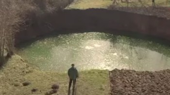 Penampakan salah satu sinkhole yang terisi air. Foto: YouTube AP