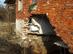 Penampakan Lubang-lubang Raksasa Bikin Ngeri Warga